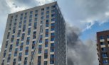 В Благовещенске на крыше строящегося здания в районе Тайвань полыхал битум и стройматериалы