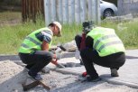 В сквере на 5-м километре улицы Василевского в Сковородине появляется новая тротуарная плитка