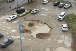 Парковка уходит в яму: жители микрорайона Благовещенска бьют тревогу