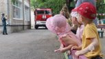 Благовещенские пожарные устроили малышам детсада веселый урок безопасности с брандспойтом