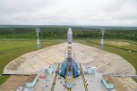 Ракету «Союз-2.1б» со спутниками «Ионосфера М» устанавливают на стартовом столе Восточного