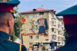 Огромный портрет маршала Рокоссовского украсил фасад дома напротив ДВОКУ в Благовещенске