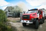 Огромные клубы черного дыма поднялись над Благовещенском из-за пожара в производственном цеху