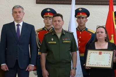 Василий Орлов передал матери выпускника ДВОКУ Звезду Героя России