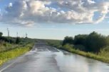В Благовещенском округе вода подтопила въездную дорогу в село Грибское