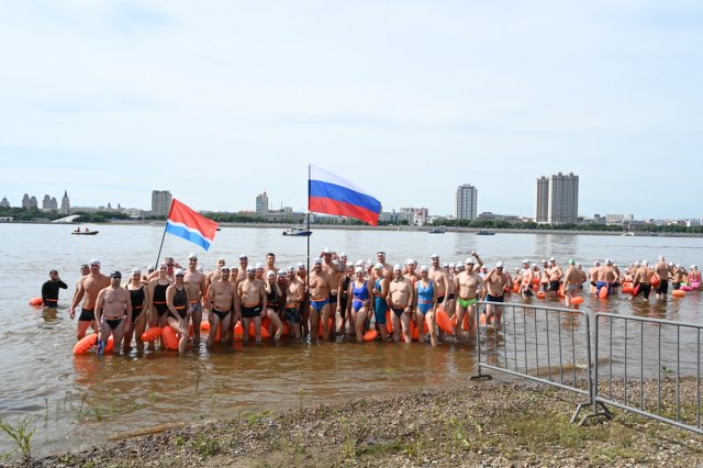 Две сотни пловцов двух стран переплыли Амур: в Благовещенске прошел заплыв «Дружба»