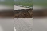 К месту провала на трассе «Лена» под Соловьевском выехала спецтехника и опергруппа МЧС