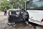 Молодой водитель в Благовещенске на скорости врезался в автобус: 5 пострадавших (видео)