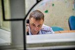 В Прогрессе ребенок на мотовездеходе протаранил гаражные ворота