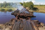 Пожарные из Февральска снова тушили аварийный мост через реку Бысса
