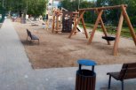 Горки, карусель и освещение: по поручению губернатора в военном городке Серышева облагородили двор