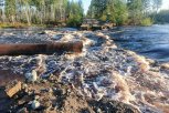 На пути к северному поселку в Зейском округе река смыла дорожную насыпь