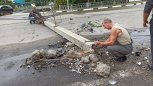 Лихач в Белогорске повалил бетонный столб уличного освещения