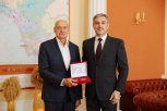 Василий Орлов вручил гендиректору крупного предприятия медаль «За заслуги перед Амурской областью»