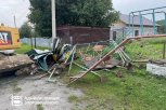 Зачем на детской площадке в Белогорье демонтируют качели и горки