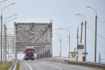 По старому Зейскому мосту в Благовещенске временно запретили ездить грузовикам тяжелее 25 тонн