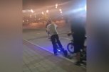 Группу подростков поймали за катанием на электросамокатах на набережной в Благовещенске