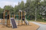 На правом берегу реки в Тынде устанавливают детские игровые комплексы