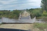 Мост сломался: грузовик с песком оставил село в Шимановском округе без транспортного сообщения