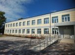 Капремонт в одной из старейших школ Приамурья завершается фасадными работами и сборкой мебели