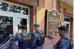 Приставы опечатали помещения крупного ресторана и гостиницы в Благовещенске