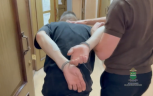 В Благовещенске стражи порядка задержали срывавшего золотые цепочки с пенсионеров мужчину