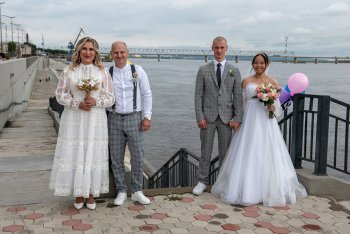 Любовь в амурском стиле: как четыре пары одновременно сказали «да» на набережной Зеи в Благовещенске