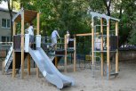 Во дворе многоэтажного дома в Циолковском устанавливают качалки и диваны