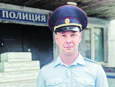 «Людей уносило, а все снимали видео»: амурский полицейский помог отвоевать у моря четыре жизни