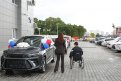 Руководитель амурского филиала фонда «Защитники Отечества» Мария Тимощук показывает ветерану машину.