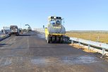 На путепроводе в Новобурейском начали укладку асфальта и монтаж системы взимания платы