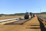 На путепроводе в Новобурейском начали укладку асфальта и монтаж системы взимания платы