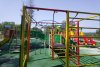 В Прогрессе подростки выломали качалку на детской площадке в парке (видео)