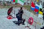 В Тынде хулиганка устроила погром на территории памятника воинам, погибшим на СВО