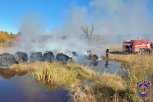 В Ромненском округе тракторист отогнал к пруду горящее в прицепе сено и спас село от крупного пожара