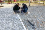 Тындинские волонтеры восстановили поврежденные фонари у памятника воинам, погибшим на СВО