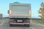 Водителю большегруза с щебнем грозит штраф за проезд по новому Зейскому мосту