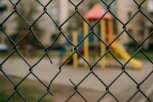 Управляйка в Благовещенске заплатит 80 тысяч рублей за рану уха у девочки на детской площадке