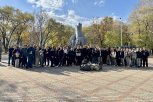 Молодежь Благовещенска за час собрала мусор и помыла памятники в сквере воинов-интернационалистов