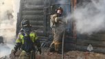 В Благовещенске огнеборцы тушат двухэтажный дом