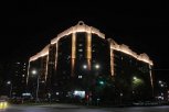 Фасад многоэтажки в Благовещенске стал ярче благодаря 210 светильникам