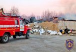 В Серышевском районе продолжают тушить пожар на склад сельхозпродукции