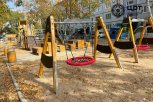 В Благовещенске приняли обновленный двор с качелями-гнездами и зоной для настольных игр
