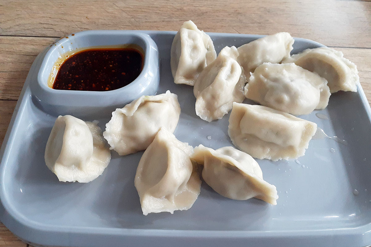 Такой порцией пельменей взрослый человек, особенно мужчина, вряд ли насытится. Фото: Анна Азанова