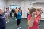 Пенсионеры Приамурья рисуют «кофейные» картины и помогают высаживать деревья