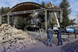 Приставы заставили подрядчика снести отстроенную в Ивановке опасную сцену