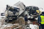 На заснеженной трассе в Белогорском округе жестко столкнулись автобус и автомобиль-рефрижератор