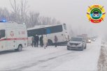На заснеженной трассе в Белогорском округе жестко столкнулись автобус и автомобиль-рефрижератор