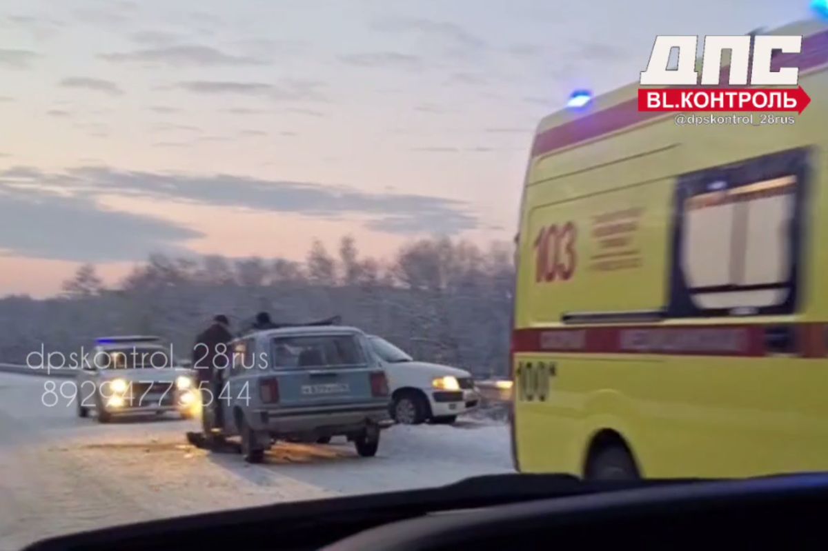 Авария Toyota Succeed и ВАЗ-2104 на трассе Благовещенск — Свободный. Фото: t.me/dpskontrol_28rus