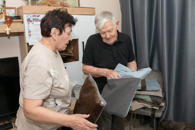 Шубы в дело: благовещенцы обеспечили 90-летнего мастера-волонтера материалом для фронта